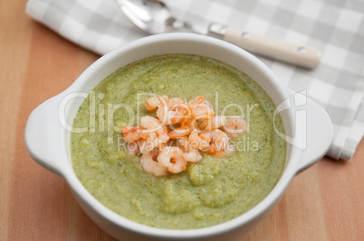 Erbsensuppe mit Garnelen