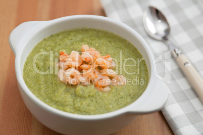 Erbsensuppe mit Garnelen