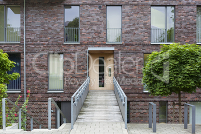 Eingang eines modernen Stadthauses in Kiel, Deutschland