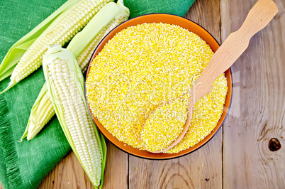 Corn grits with corn cobs on a board