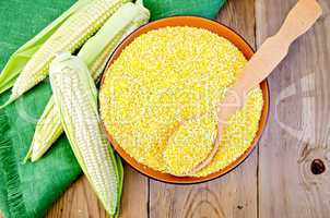 Corn grits with corn cobs on a board