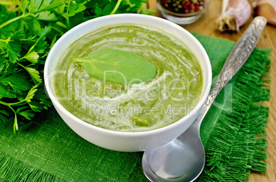 puree green in a bowl on the board with spinach