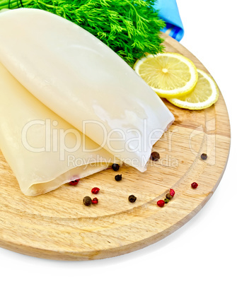 Squids with lemon and dill on a round board