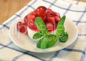 Small round cheesecake with strawberries