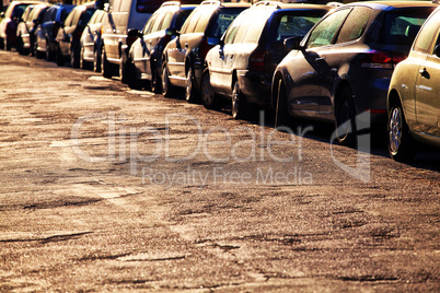 Autos parken am Straßenrand