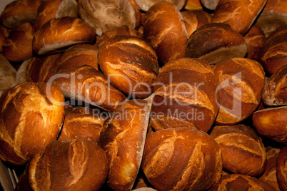 Handgeformte Laibe von Brot