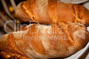 Handgeformte Laibe von Brot