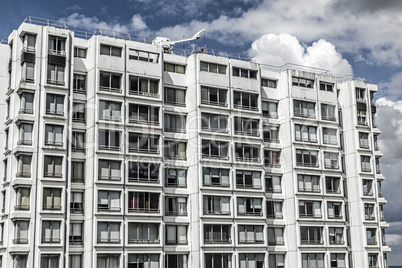 fassade eines modernen wohngebäudes in paris, frankreich