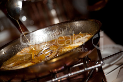 Crepe Suzette Pfannkuchen mit Orange