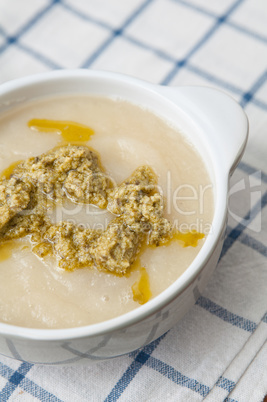 Cremesuppe mit Pesto