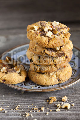 stapel hausgemachter walnuss chillie cookies auf teller