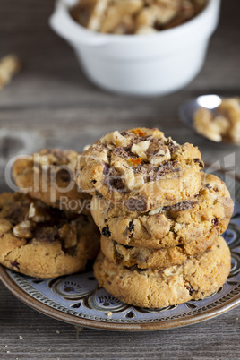 nahaufnahme walnuss chillie cookies auf einem teller