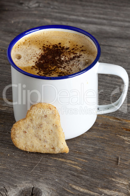 kaffeepause mit plätzchen auf rustikalem holztisch