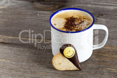 becher mit kaffee und plätzchen mit smiley gesicht