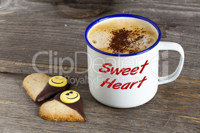 zwei cookies und ein becher mit aufschrift: sweet heart