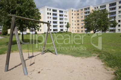 spielplatz in einer wohnanlage bei kiel, deutschland