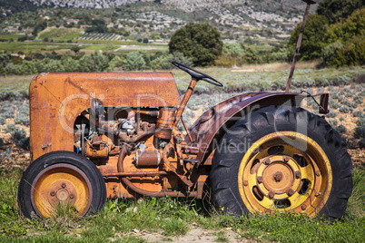 Alter Traktor in der Provence