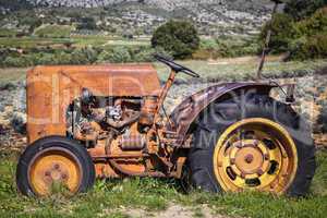 Alter Traktor in der Provence