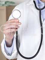 doktor holding stethoskop