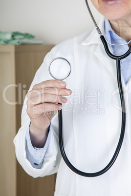 doktor holding stethoskop