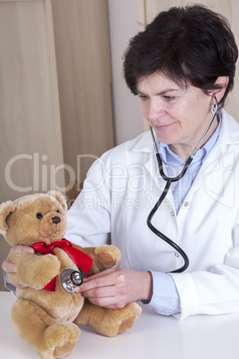 female doctor examines kuschelbär