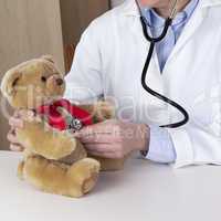 female doctor examines kuschelbär