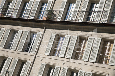 Fassade eines alten Wohngebäudes in Avignon, Frankreich