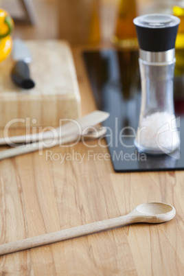 kochlöffel liegt auf küchenarbeitsplatte