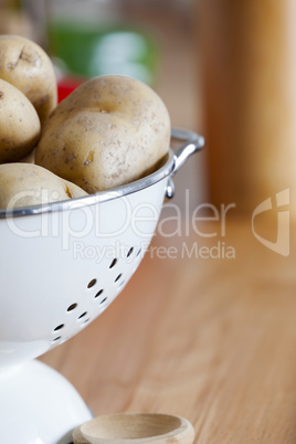 detailansicht eines seihers mit rohen kartoffeln