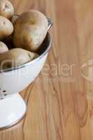 detailansicht von rohen kartoffeln in einem seiher