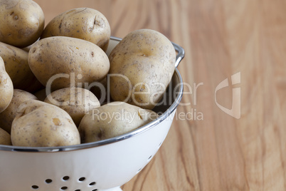 detailansicht von rohen kartoffeln in einem seiher