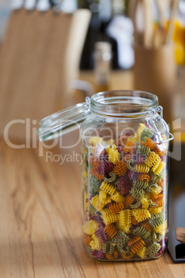 grosses vorratsglas mit bunten pastanudeln