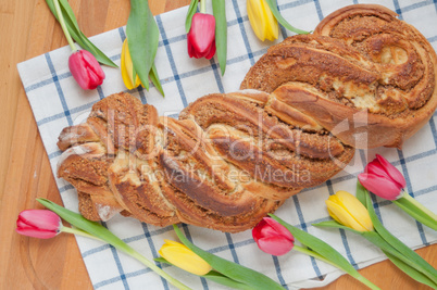 Osterzopf mit Nussfüllung