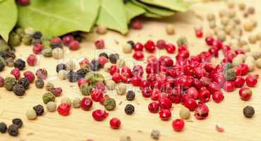 dry bay laurel leaf with multicolored peppercorn