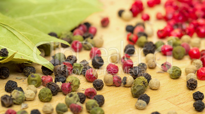 dry bay laurel leaf with multicolored peppercorn