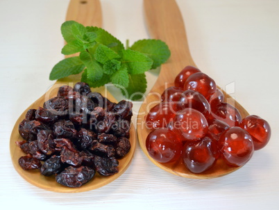 Candied cherries and raisins on wooden spoons