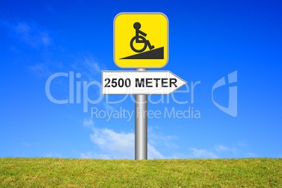 Schild Wegweiser: Rollstuhlrampe 2500 Meter