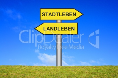 Schild Wegweiser: Stadtleben oder Landleben?