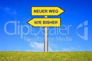 Schild Wegweiser - Neuer Weg oder weiter wie bisher?