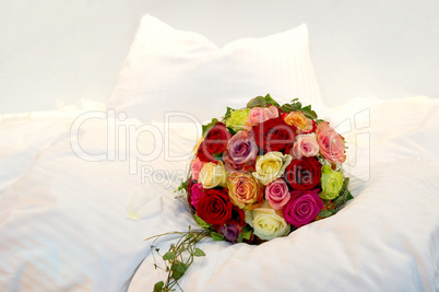 brautstrauß auf einem bett bridal bouquet on a bed