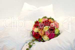 brautstrauß auf einem bett bridal bouquet on a bed