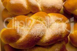 Handgeformte Laibe von Brot