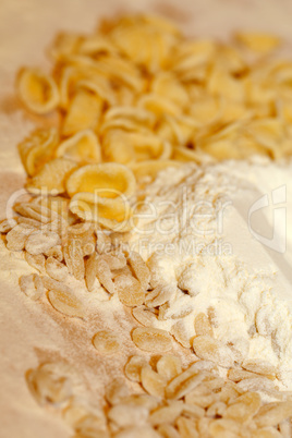 Frische handgemachte Pasta Orecchiette und Fricelli