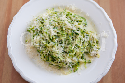 Zucchini Nudeln mit Pesto und Parmesan