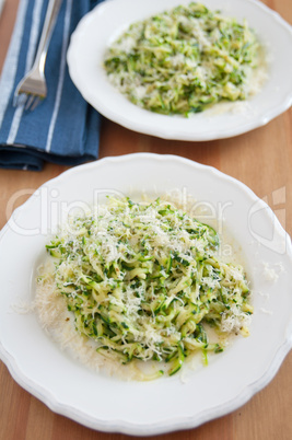 Zucchini Nudeln mit Pesto und Parmesan