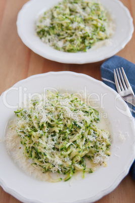 Zucchini Nudeln mit Pesto und Parmesan