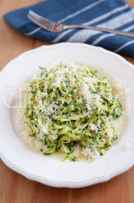 Zucchini Nudeln mit Pesto und Parmesan