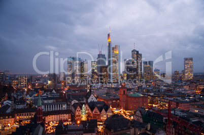 Skyline von Frankfurt Main mit Weihnachtsmarkt