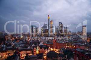 Skyline von Frankfurt Main mit Weihnachtsmarkt