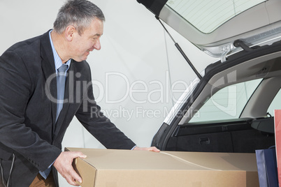 man invites package in the car